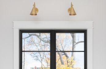 mutfakta lavabo ve pencere uzeri gold duvar aplikleri