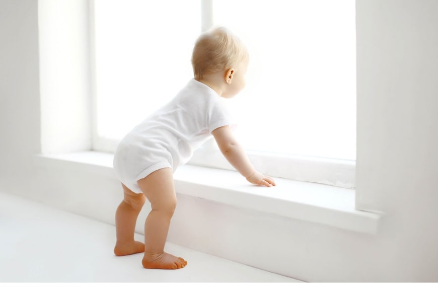 pencereden disariyi izleyen beyaz tulumlu sarisin bebek fotografi