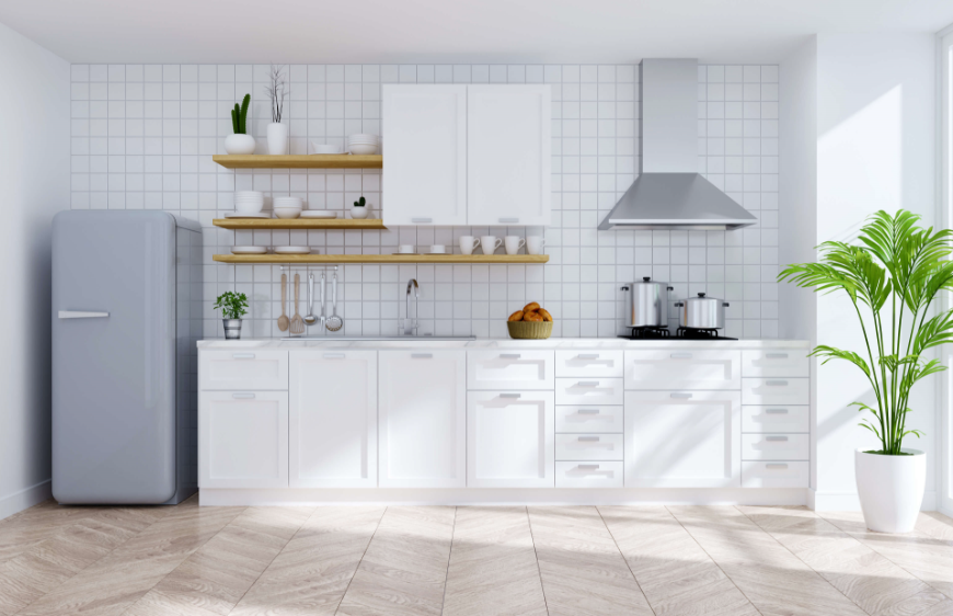 beyaz mutfak dolaplari, gri ankastre ve siyah derzli minimal kare beyaz seramik duvar dosemesi uygulanan mutfak 