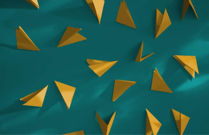 su yesili arkaplanda altin renkli uc boyutlu soyun ucgen origami