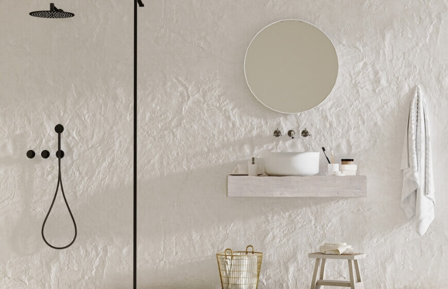 modern banyo ic mekani dogal dokulu teksturlu beyaz duvar, minimal mobilyalar