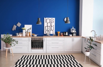 mutfakta kontrast, lacivert duvar boyası, beyaz mutfak dolaplari, siyah beyaz zebra desenli mutfak halisi