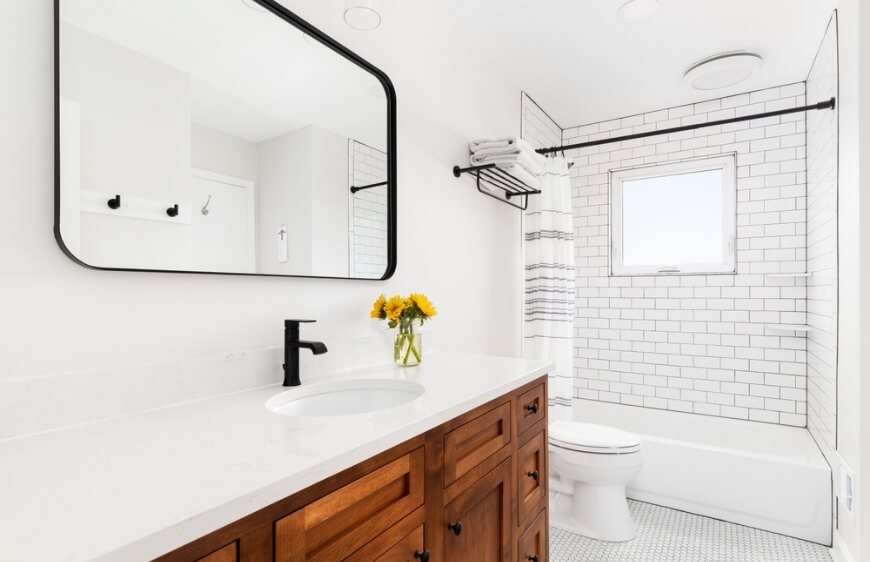 beyaz ve ahsap konforlu cozy ciftlik evi banyosu beyaz mermer lavabo tezgahi