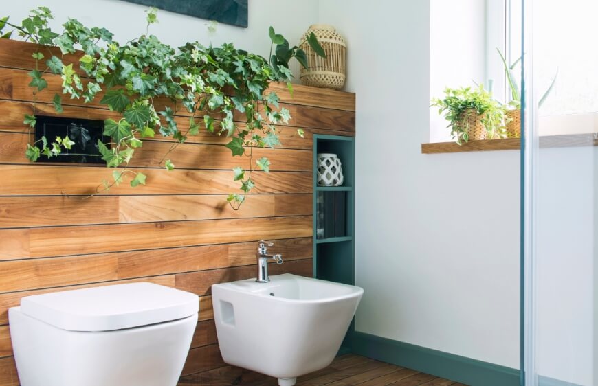 akdeniz stil banyoda sicak tonlar ahsap duvar paneli ve yesil bitkiler