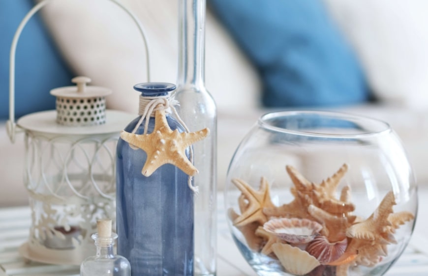 cam fanus icerisinde kurutulmus deniz yildizlari, mavi cam vazo, beyaz nostaljik antika gaz lambasi