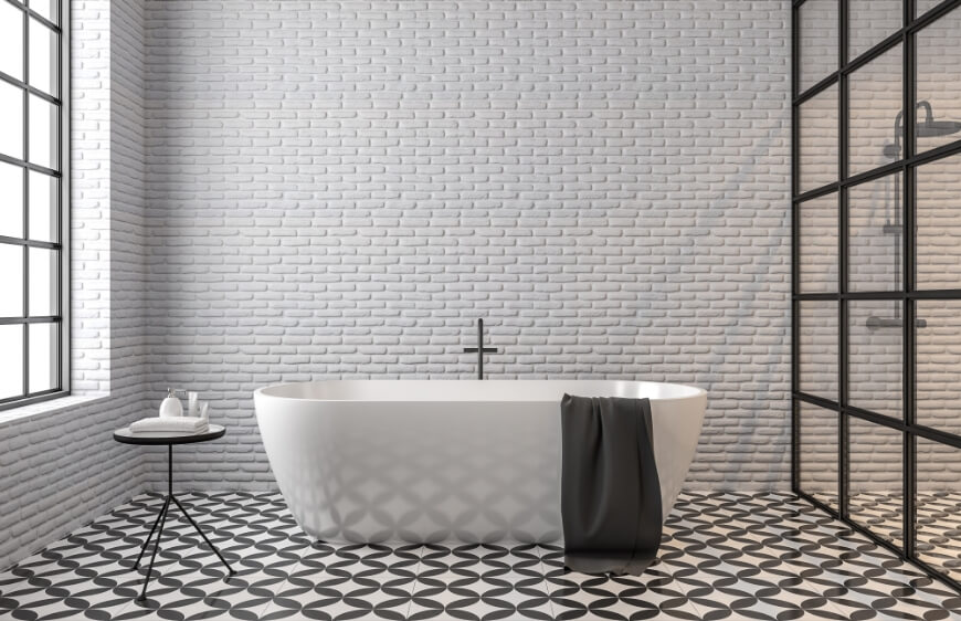 iskandivan loft stil banyo, beyaz tugla duvar, siyah beyaz geometrik desenli zemin, siyah metal cerceveli banyo paravan