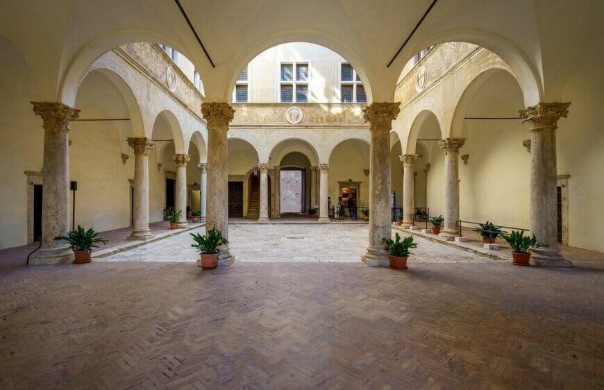 italya siena bolgesi palazzo piccolomini tonozlu duvarlar ve avlu