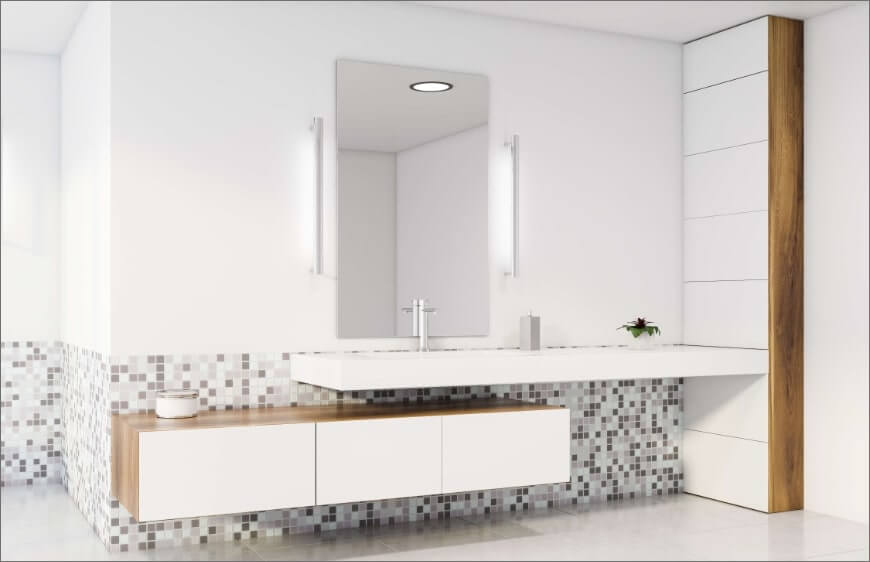 beyaz ve ferah banyoda siyah beyaz mozaik gorunumlu karo efekti