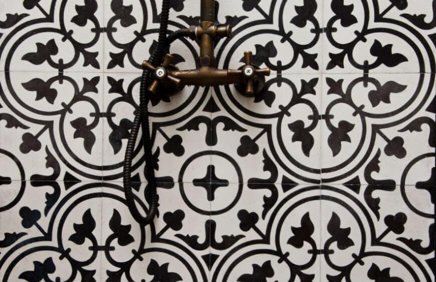 banyoda dus duvarinda siyah beyaz neoklasik motif cini seramik ve bakir antika banyo bataryasi