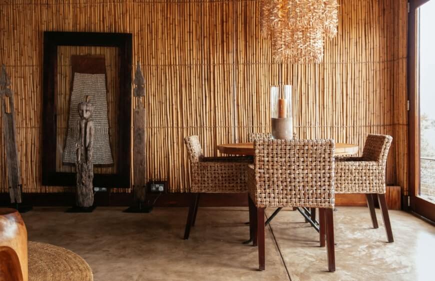 bambu duvar tasarimi, hasir orgu sandalyeler, dogal naturel malzemelerin kullanildigi bir tasarim
