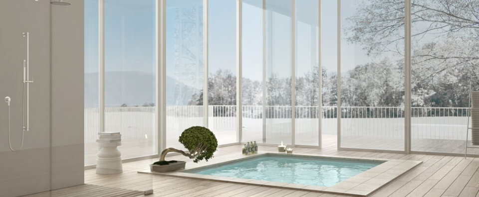 beyaz minimalistic ic mekan tasarimi ile kapali alanda iskandinav banyosu
