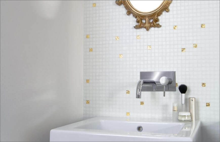 beyaz renk mozaik gorunumlu seramik ve aralarda gold detaylar ile klasik banyo tasarimi