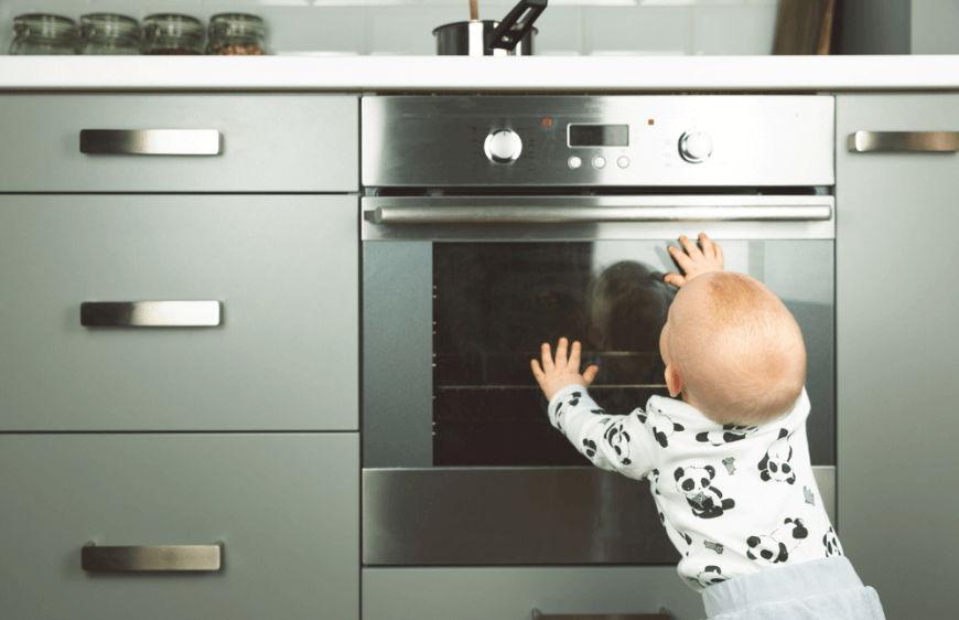 elektrikli firinin kapagiyla oynayak bebek gorseli, yesil mutfak dolaplari