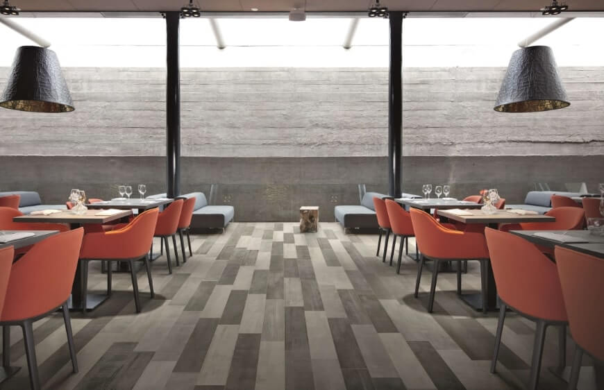 kafe, teras ve restoran zemininde pastel tonlarda canakkale seramik betonart serisi cimento gorunumlu, dogal tas dokulu ve mat yuzeyli porselen karo kullanimi 