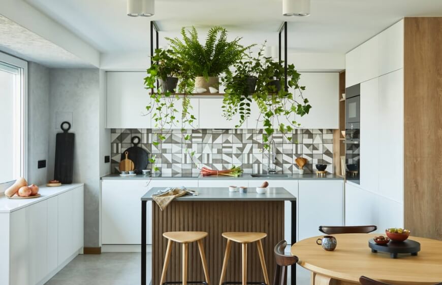mutfak mekaninda geometrik desenli tezgah arasi, vintage ahsap dokular ve bitkilerle bohem jungalow tarzi mutfak 