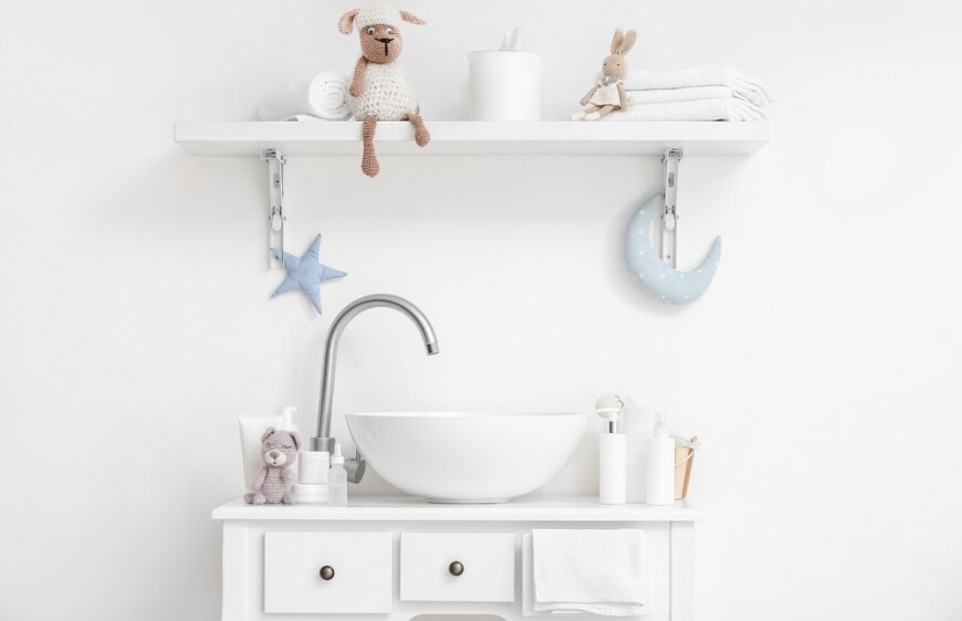 beyaz ve pastel tonlarda modern lavabo ve sevimli tatli oyuncak banyo aksesuarlari