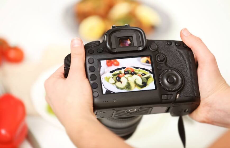 kamera ile yemek fotografi ceken el gorseli