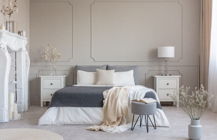 klasik ve modern tarz cizgileri tasiyan pastel tonlarda citali duvar boyasi ve gri beyaz tonlarin uyumu ile yatak odasi