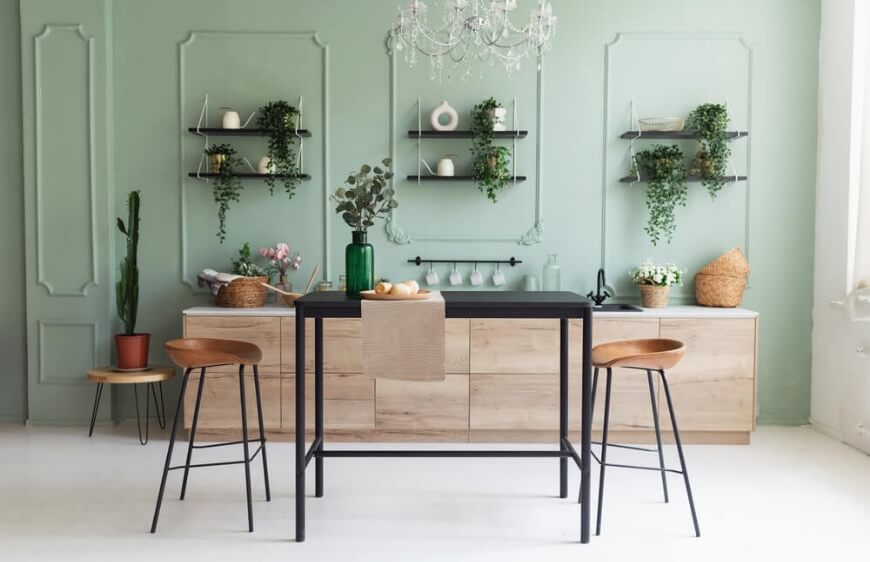 iskandinav klasik tarz mutfak ahsap mutfak dolabi acik raflarda yesil bitkiler ve minimalistik ic tasarim, pastel yesil mutfak duvari