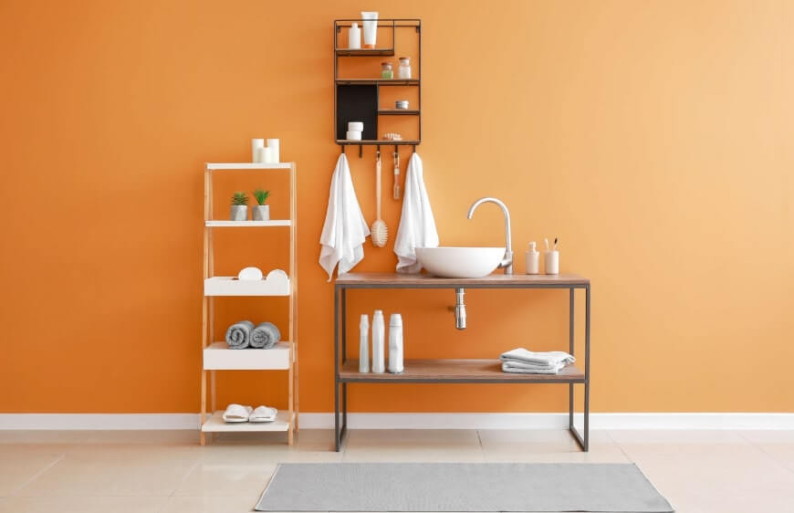 banyoda fresh turuncu renk duvar rengi ve ahsap depolama uniteleri