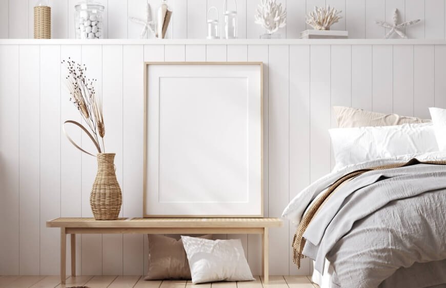 rahat ve konforlu yatak odasi beyaz sade tablo, coastal kiyi tarzi naturel mobilya ve dekorasyon