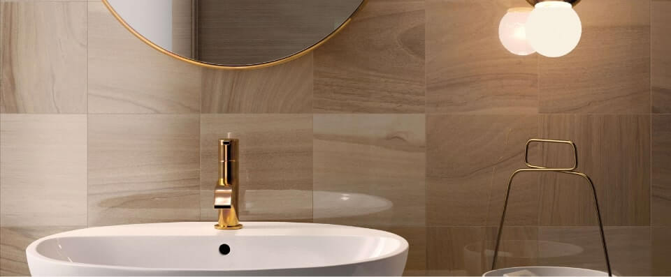 modern banyo ic mekaninda pirinc gold armatur ve detaylar ve ahsap gorunumlu duvar seramigi