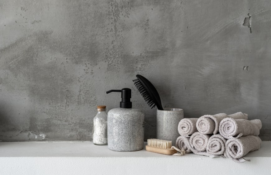 ham beton duvar, gri beton renklerinde banyo seti