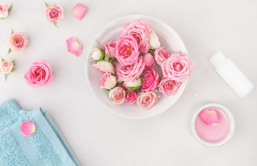 beyaz su dolu seramik kasede fresh pembe gul ve tomurcuklar