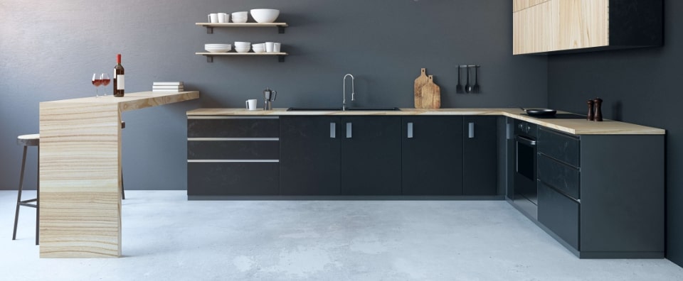 modern mutfak tasariminda siyah ve ahsabin uyumunu tamamlayan gri brut beton gorunumlu zemin dosemesi ve sarkit aydinlatmalar