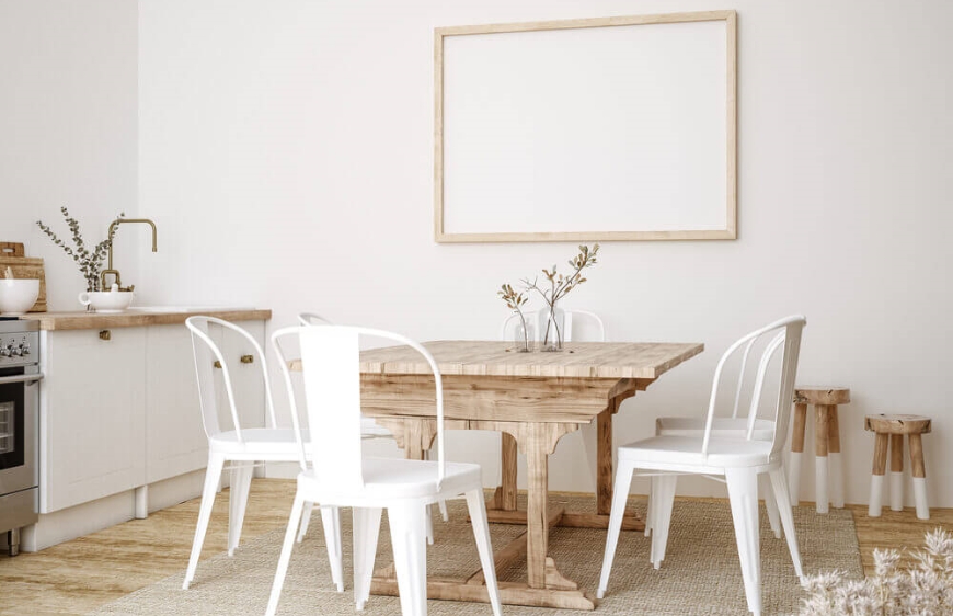 ahsap yemek masasi beyaz sandalyeler ve minimal ahsap cerveveli beyaz tablo ile rustik stil acik mutfak