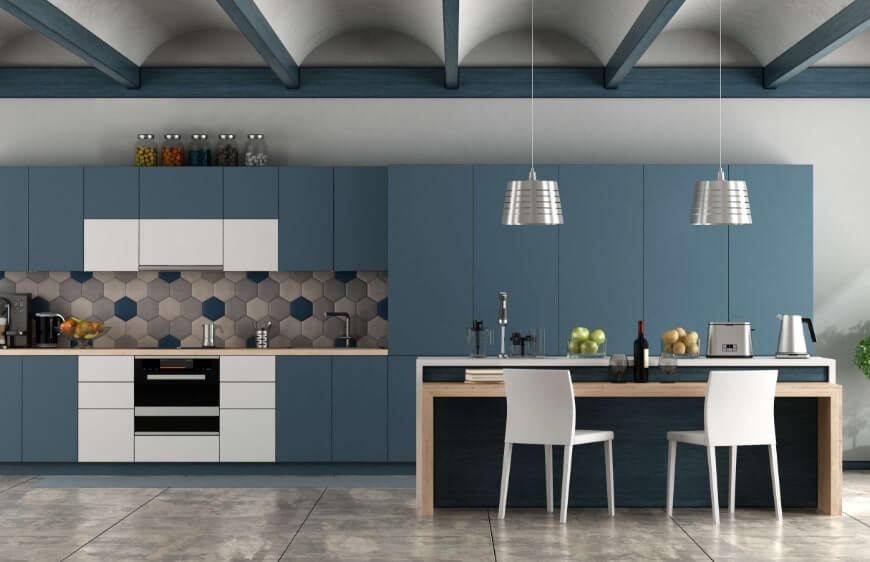 indigo mavi renk mutfak dolaplari kullanilan tonoz tavanli mutfak alaninda zeminde dogal tas dokulu porselen karo kullanimi