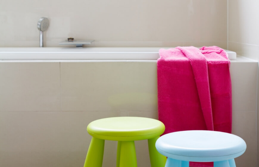 modern renkli banyo tasarimi cocuk dekor elemanlari yesil mavi tabure
