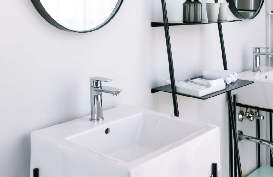 siyah ve beyaz ikiz lavabolu banyoda metal ince profil acik rafli depolama alani