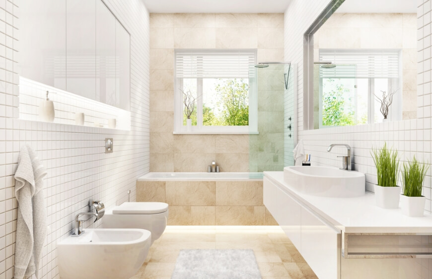 pencereli modern beyaz aydinlik ferah banyo