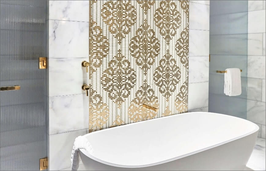 altin ve beyaz renkte frapan ve klasik motifler ile banyo duvari dosemesi