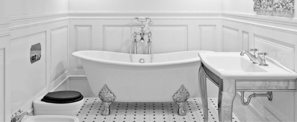 beyaz ve gri krom renklerin kullanildigi banyo tasariminda klasik formda kuvet, lavabo ayagi ve ayna cercevesi