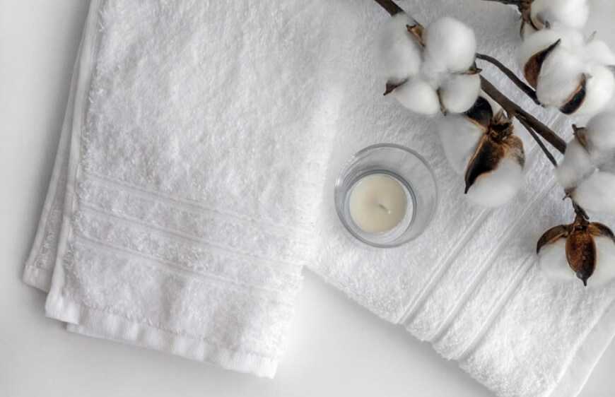 banyo tekstilinde beyaz renk pamuk dokulu havlu