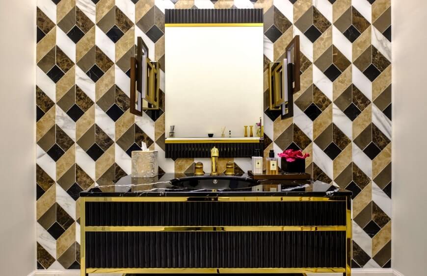 siyah ve gold altin renklerde dosenmis luks ve ihtisamli klasik banyo mekaninda siyah beyaz ve gold geometrik desenli uc boyutlu seramik karo 