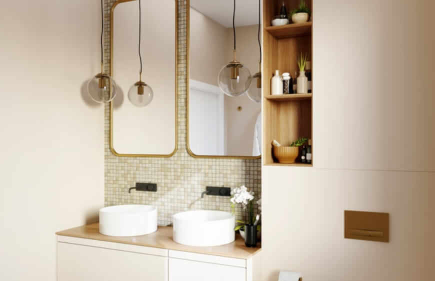 cift lavabolu modern banyoda veyaz ve gold seramikler iki ayri ayna ve yuvarlak sarkit aydinlatmalar iskandinav tarz