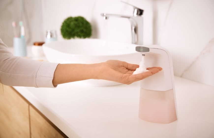 banyoda elektrikli ve pilli kullanilabilen teknolojik kopuklu sabun makinesi