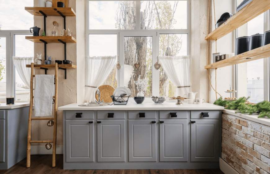 cozy iskandinav mutfak modern ic mekan tasarimi, gri mutfak alt dolaplari, buyuk pencereli ferah mutfakta ahsap duvar raflari, siyah mutfak dolap kulbu