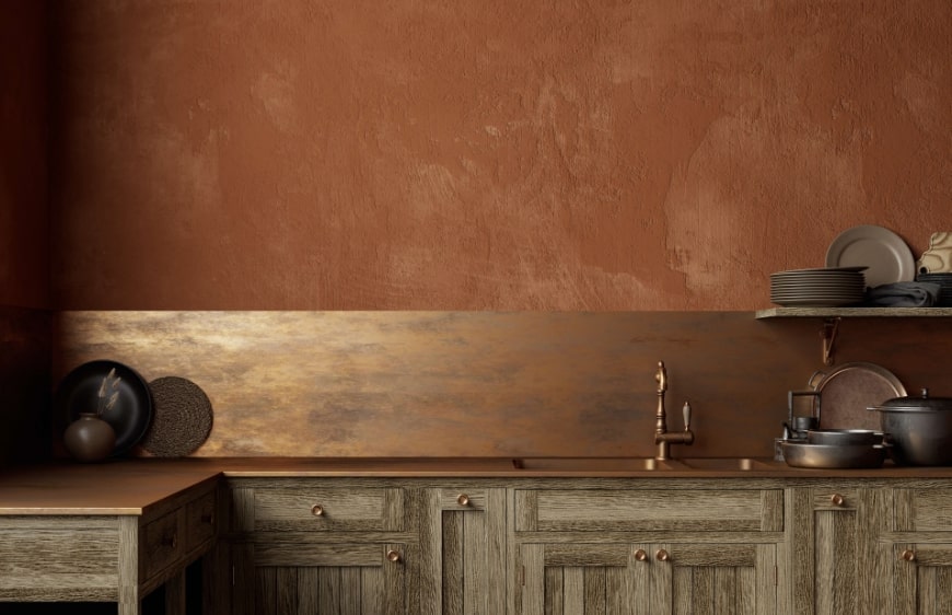 antika mutfak stilinde eskitilmis mutfak dolaplari uzeri kiremit rengi alci siva dokulu duvar uygulamasi