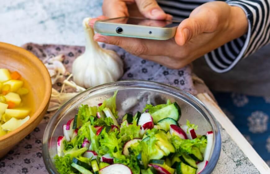 telefonla salata fotografi ceken el gorseli