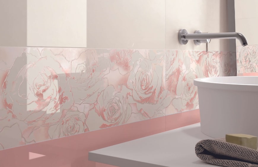 pembe ve krem renklerinden olusan minimal cicek motifli duvar karosu ile klasik banyo mekani tasarlama