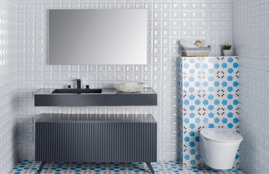 mavi beyaz ve siyah renklerde cini karo desen ve motifli karonun klasik tarz banyoda klozet arkasi duvar ve zeminde kullanimi