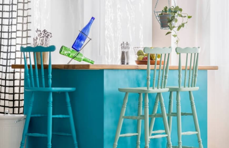 mavi renk mutfak adasinda mavi renk tonlarinda ada bar sandalyeleri