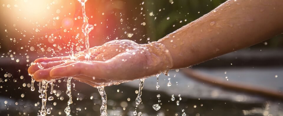 insan elinin su ile temasi gorseli, su tasarrufu ve surdurulebilirlik temali unicera fuari