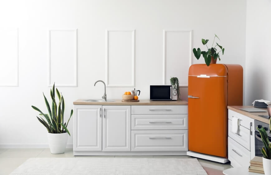 turuncu retro mini buzdolabi beyaz mutfak dolaplari klasik tarz