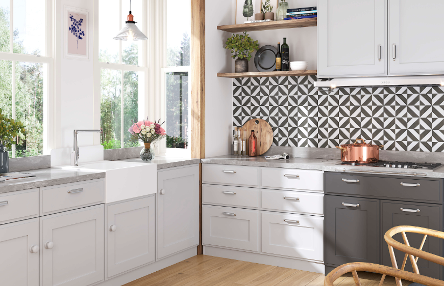 klasik ve geleneksel cini karo ve motifi iceren canakkale seramik pera serisinin siyah beyaz mutfakta tezgah arasinda kullanimi