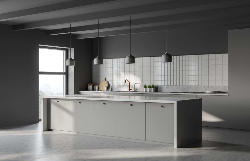beyaz gri ve siyah renk paleti kullanilan modern ve brutalist tarz mutfak tasariminda ham beton zemin kullanimi